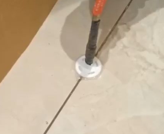 北流瓷砖空鼓维修公司专业解答瓷砖在铺贴过程中，如果没有涂抹均匀到位的粘结材料（如水泥砂浆或瓷砖胶），可能会导致以下问题