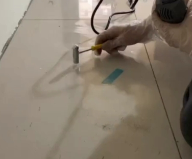 北流瓷砖开裂维修公司专业分享瓷砖在铺贴前如果没有沥干水分，将会导致以下问题